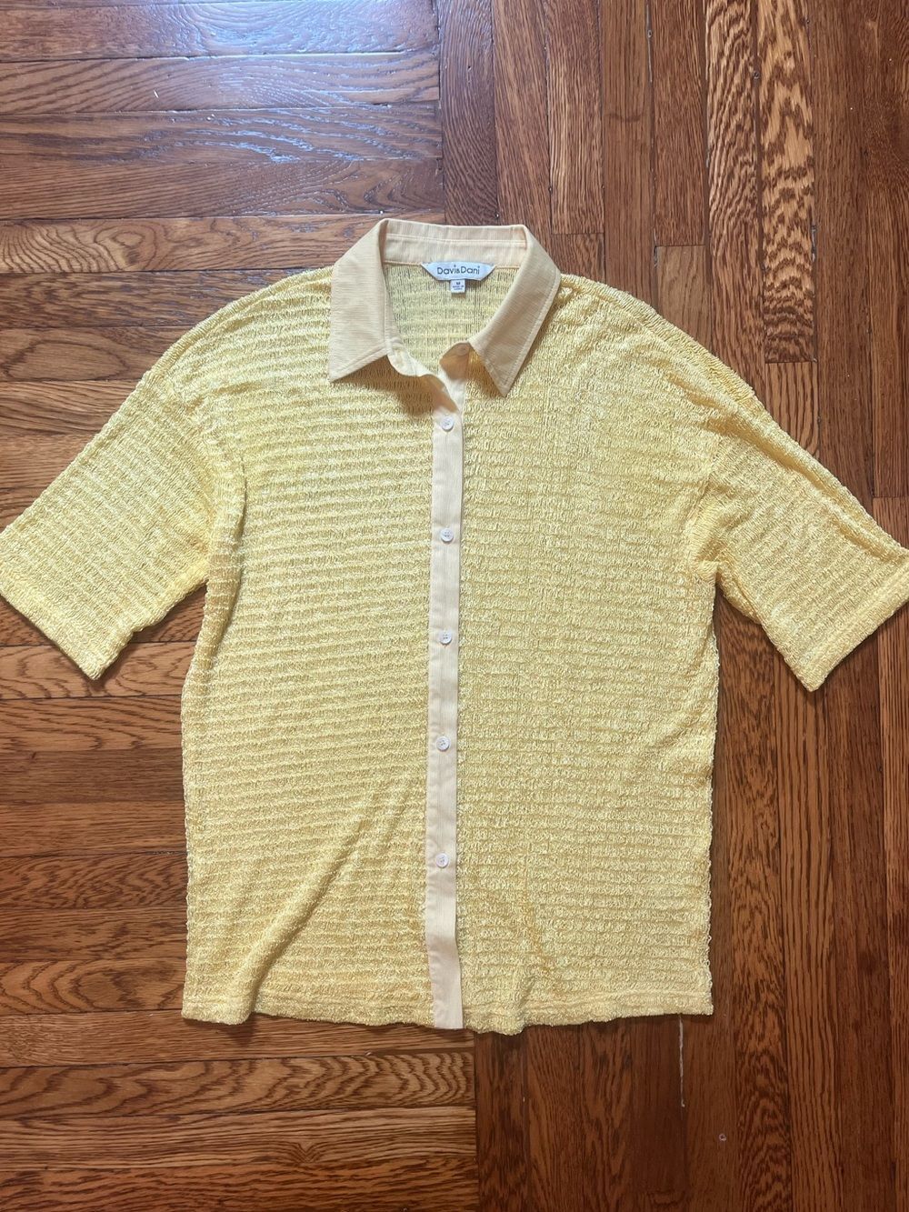 DAVI & DANI Pale Yellow Short-Sleeve Button Front Knit Blouse